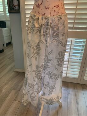 LONDONJEAN White Linen Wide-Leg Pants with Gray Leaf Print